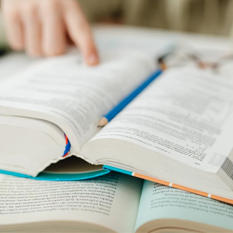 Libro didáctico abierto por la mitad | Fablans