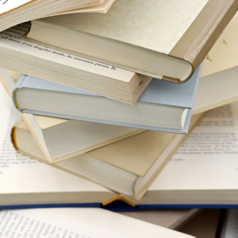 Pila de libros cerrados | Fablans